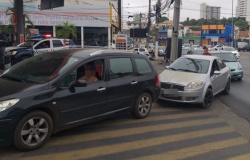 Motoristas formam enormes filas para comprar gasolina a R$ 4,35