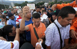 Após abertura, mais de 80 mil cruzam fronteira entre Colômbia e Venezuela