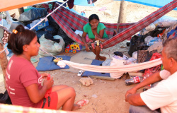 Venezuelanos indígenas acampam perto de rodoviária e se recusam a ir para Pastoral do Migrante, diz prefeitura