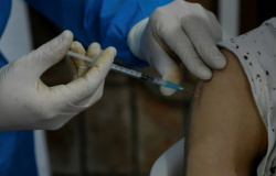 Pandemia continua em 2022 se pobres não tiverem vacinas, diz OMS