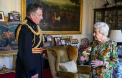 Rainha Elizabeth faz 1ª aparição pública pós ausência no ato de domingo