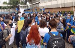 Alunos protestam contra rigidez imposta pela direção sobre horário de entrada em escola de Cuiabá