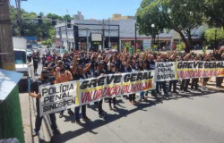 Policiais penais mantêm greve e sugerem aumento parcelado