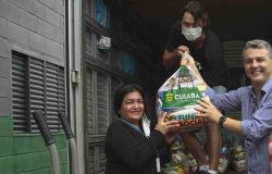 Guias de Cuiabá recebem cestas básicas em ação da primeira-dama e Secretaria de Turismo do município