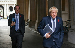 Boris Johnson cancela viagem por caso de covid em sua família e em meio a escândalo político