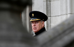 Príncipe Andrew perde títulos militares após denúncia de abuso