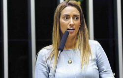 Flávia Arruda diz que licença do governo é para descanso com filhas