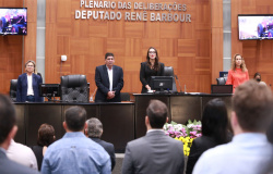 Em sessão especial, deputada reconhece as contribuições de 123 cidadãos por Mato Grosso