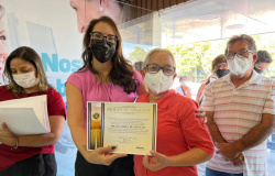 Deputada homenageia servidores do LACEN por atuação durante a pandemia