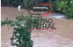 Veja vídeo! Condutor tem carro arrastado por correnteza em Rodovia de Rondônia devido as fortes chuvas