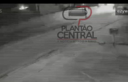Câmeras de monitoramento registra o momento que caminhonete colide em poste no Centro de Ji-Paraná