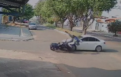 Veja vídeo! Motociclista de moto aplicativo é socorrido ao hospital após colisão com veículo em cruzamento