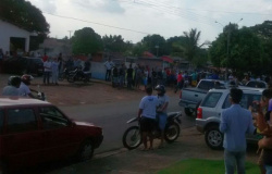 População de Ouro Preto aguardam em frente a Delegacia a chegado dos dois suspeitos de matar o gerente da Sicoob