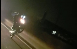 Vídeo registra momento que motociclista é atropelado por veículo enquanto empinava moto.