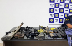Polícia Rodoviária Federal prende dupla com fuzis, explosivos e carro roubado em Ji-Paraná.