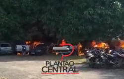 Veja vídeo! Incêndio misterioso destrói  diversos veículos  apreendido no pátio  da Polícia Civil em Presidente Médici