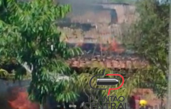 Casa e carro são destruídos pelo fogo após um possível vazamento de gás