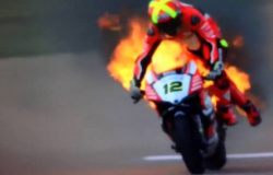 Piloto espanhol sofre queimaduras após moto pegar fogo