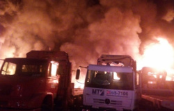 Barracão e cinco veículos são consumidos por incêndio em empresa de reciclagem