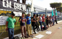 Servidores da Educação se acorrentam em frente ao Palácio Paiaguás