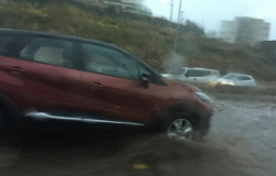 Chuva alaga Viaduto do Despraiado e trânsito fica lento