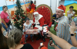 Papai Noel da Arena Encantada visita pacientes da Santa Casa