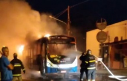 Carro bate em tanque de ônibus e causa incêndio em VG; veja vídeo