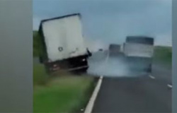 Em rodovia, motorista joga caminhão contra outro e causa acidente; veja o flagrante