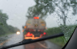 Detran orienta motoristas sobre cuidados ao dirigir no período de chuvas