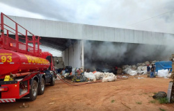 Bombeiros combatem incêndio em depósito de reciclagem em Lucas do Rio Verde
