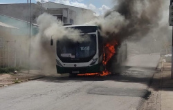 Vídeos - Ônibus do transporte coletivo pega fogo em Cuiabá