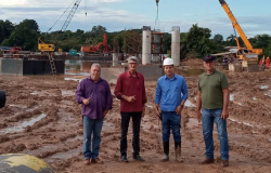 Presidente da Câmara, prefeito de Alta Floresta e secretário de infraestrutura visitam construção de ponte no Rio Teles Pires
