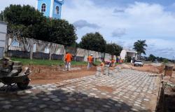 Reeducandos de Colniza trabalham na pavimentação das ruas da cidade
