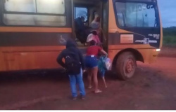 Alunos da zona rural de Nova Bandeirantes caminham 4 quilômetros para pegar ônibus escolar