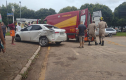 Alta Floresta: Duas pessoas são socorridas após acidente entre caminhonete e Corolla