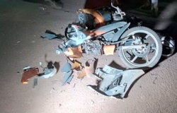 Moto fica destruída em colisão com utilitário em Sinop; mulher é socorrida