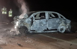 Carro pega fogo após bater de frente com caminhão em Sinop; um morto