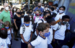 Com baixa vacinação, Saúde recomenda uso de máscaras nas escolas