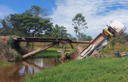 Ponte quebra e caminhão cai em córrego em zona rural de Juina