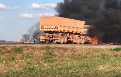 Veículos de carga pegam fogo após colisão, dois morrem e BR-163 em Sorriso