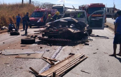 Grave acidente entre caminhonete e carreta deixa 2 feridos na BR-163 em Sorriso