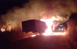 Vagões carregados com grãos pegam fogo na MT-208 em Carlinda