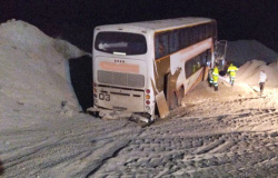 Ônibus sai da pista e motoristas morrem na Serra de São Vicente
