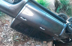 Motorista perde o controle e caminhonete cai em vala de escoamento de água em Sinop