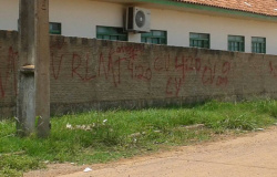Muros de escolas em Alta Floresta são pichados com siglas de facções criminosas