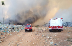 Bombeiros combatem fogo em lixão em Alta Floresta