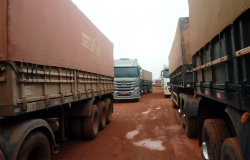 Chuva volta a deixar trecho interditado e caminhoneiros de MT parados na BR-163 no Pará