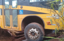 Ônibus escolar fica preso em ponte de madeira em Confresa