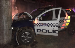 Suspeitos caem com carro no Rio Cuiabá e viatura da PM bate em muro durante perseguição policial
