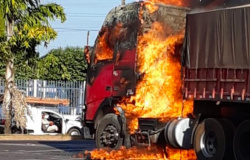 Carreta carregada com milho pega fogo na rodovia em Sinop; bombeiros acabam com chamas
